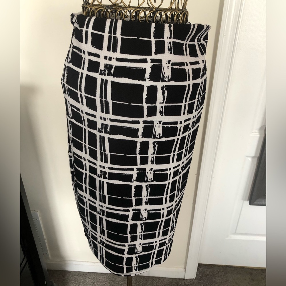 Black and white fitted abstract printed skirt